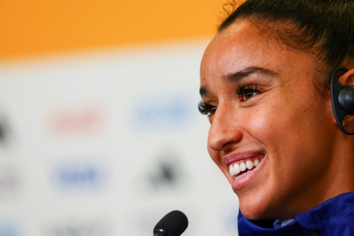 La défenseure latérale française Sakina Karchoui, en conférence de presse, le 28 juillet 2023 à Brisbane