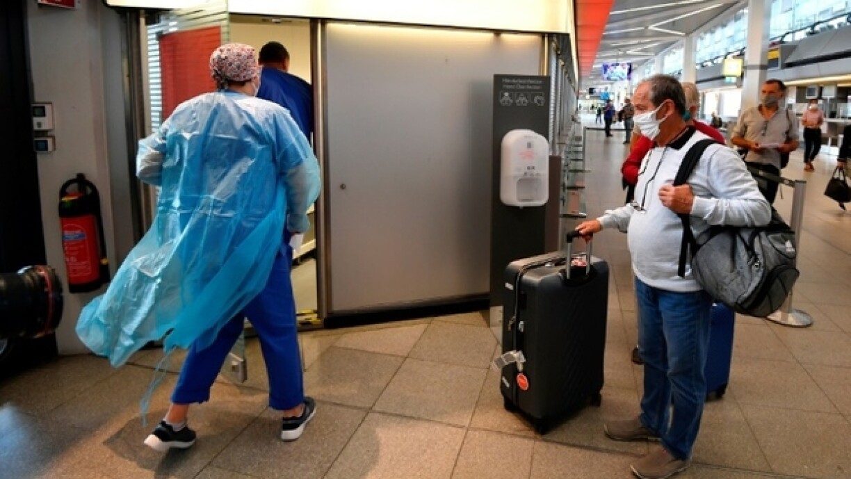 File d'attente pour passer un test de dépistage du Covid-19 à l'aéroport de Berlin.