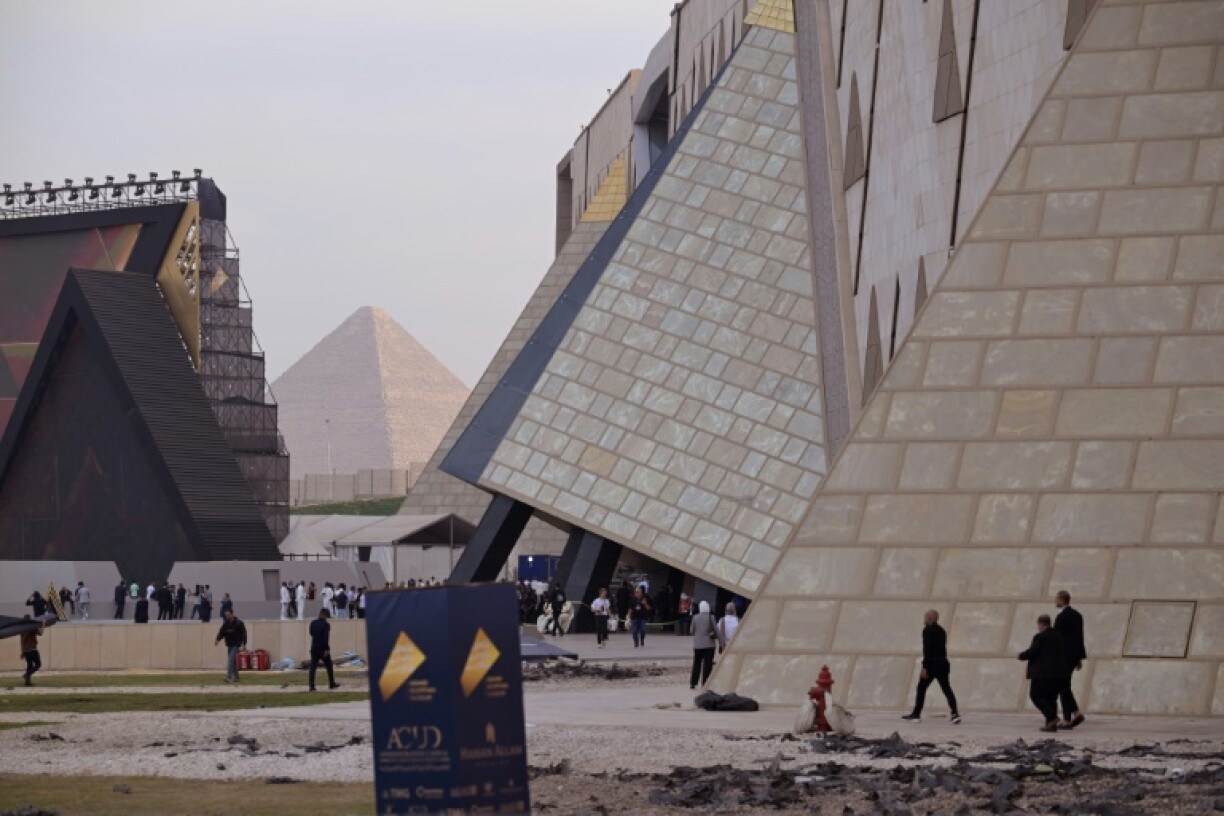 Devant le Grand musée égyptien à Gizeh, dans la banlieue du Caire, le jour de son inauguration officielle, le 1er novembre 2025