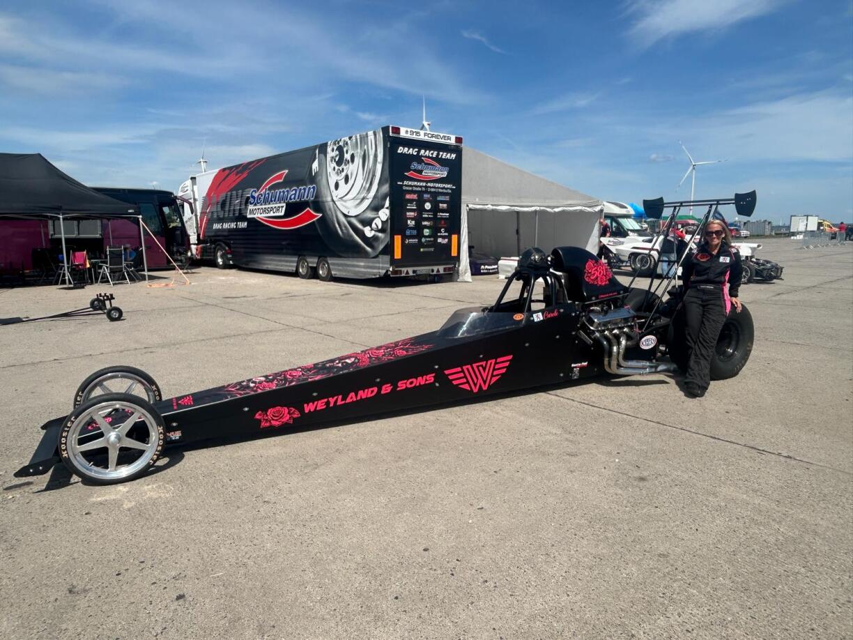 D'Mamm Carole Weyland fiert och elo Dragster