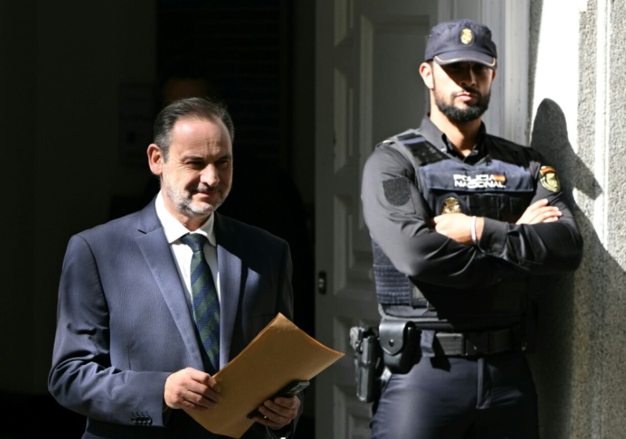 L'ancien ministre espagnol des Transports, José Luis Ábalos, quitte la Cour suprême après avoir comparu pour des faits de corruption présumés, à Madrid, le 15 octobre 2025