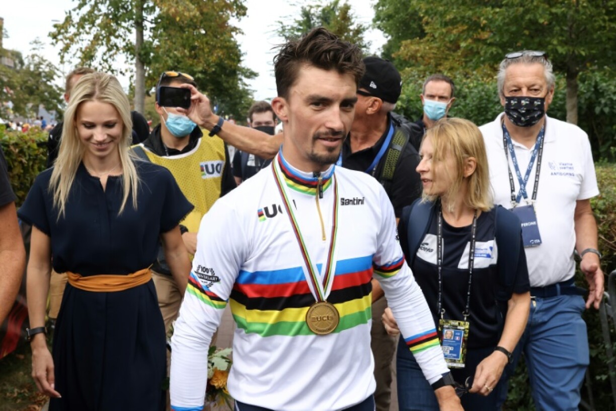 Le champion du monde Julian Alaphilippe, déterminé, savoure son triomphe aux Mondiaux de cyclisme à Louvain, le 26 septembre 2021