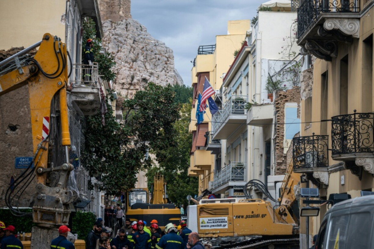 Des secouristes dans le centre historique d'Athènes après l'effondrement d'un immeuble qui a fait six morts, le 26 septembre 2026
