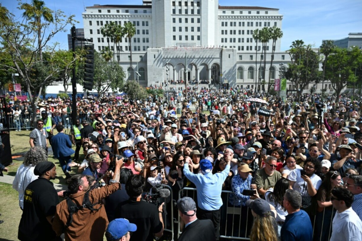 Sanders is drawing tens of thousands of people to his