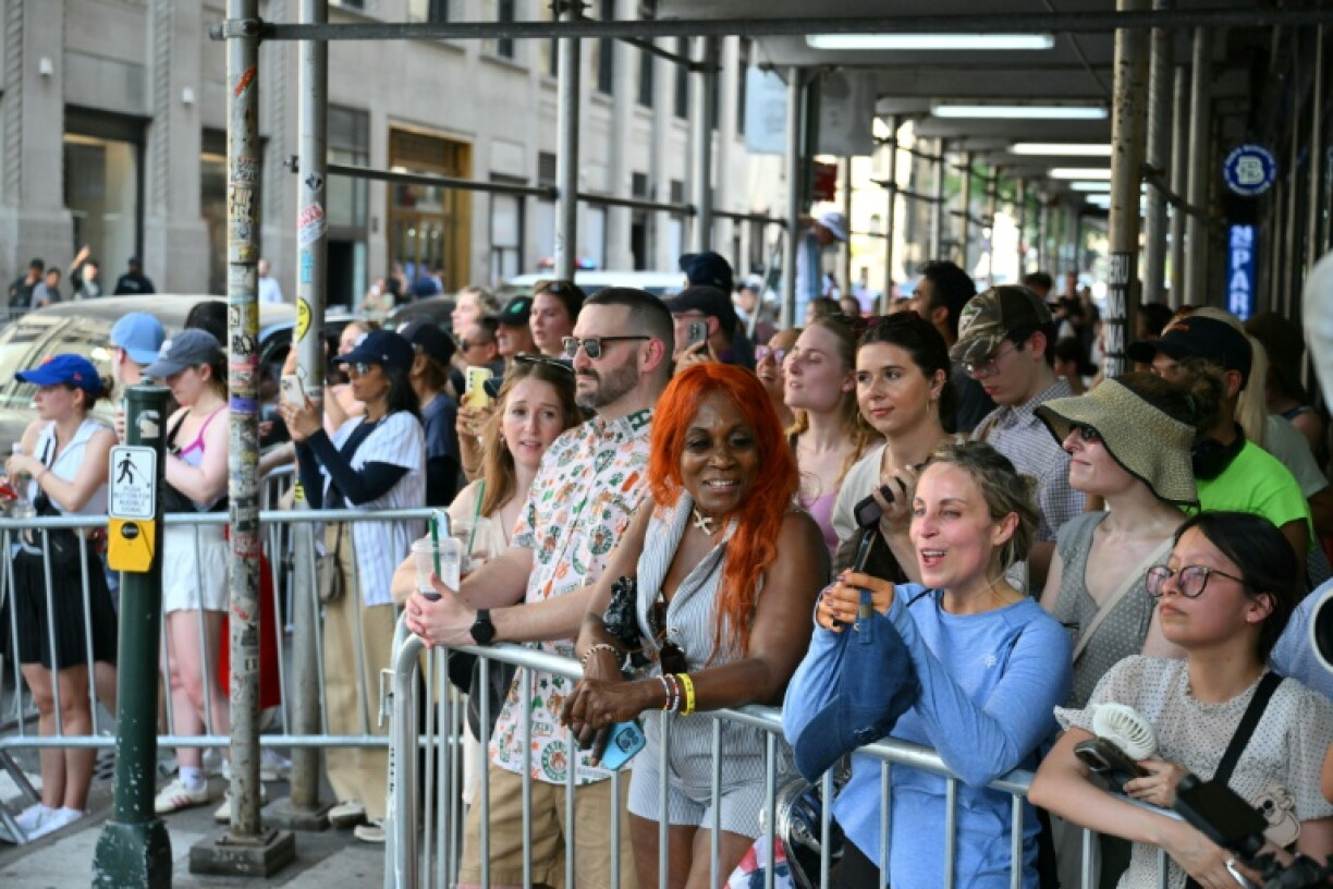 Des fans à l'extérieur du Madison Square Garden, à New York, pour ce qui semble être le mariage de Taylor Swift et Travis Kelce le 3 juillet 2026
