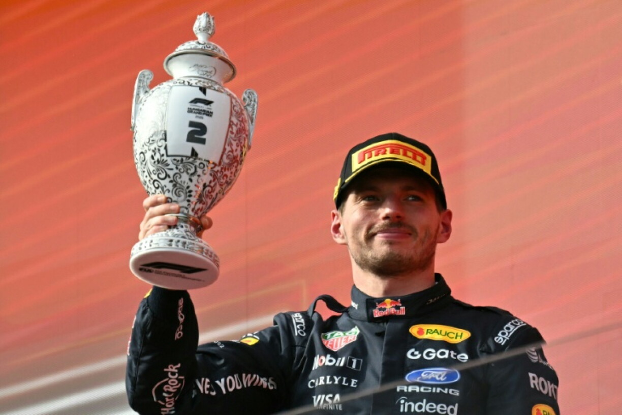 Le pilote néerlandais Max Verstappen (Red Bull) célèbre sa deuxième place sur le podium à l'issue du Grand Prix de Hongrie de Formule 1, à Mogyorod, le 26 juillet 2026