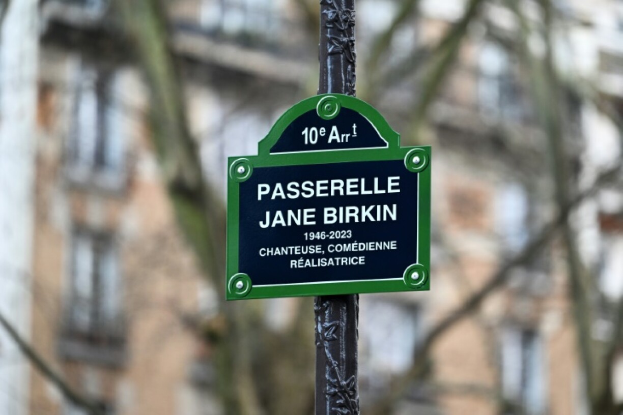 Panneau de signalisation indiquant la passerelle nommée en l'honneur de l'actrice et chanteuse franco-britannique Jane Birkin, à Paris le 13 décembre 2025
