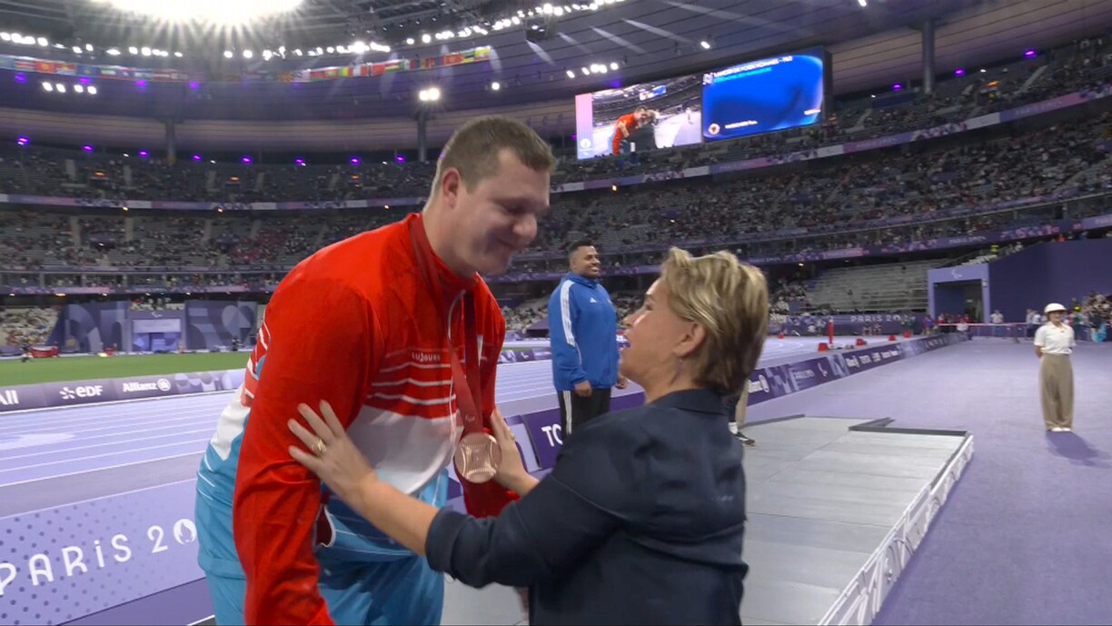 Tom Habscheid a reçu sa médaille de bronze des mains de la grande-duchesse Maria Teresa au Stade de France.