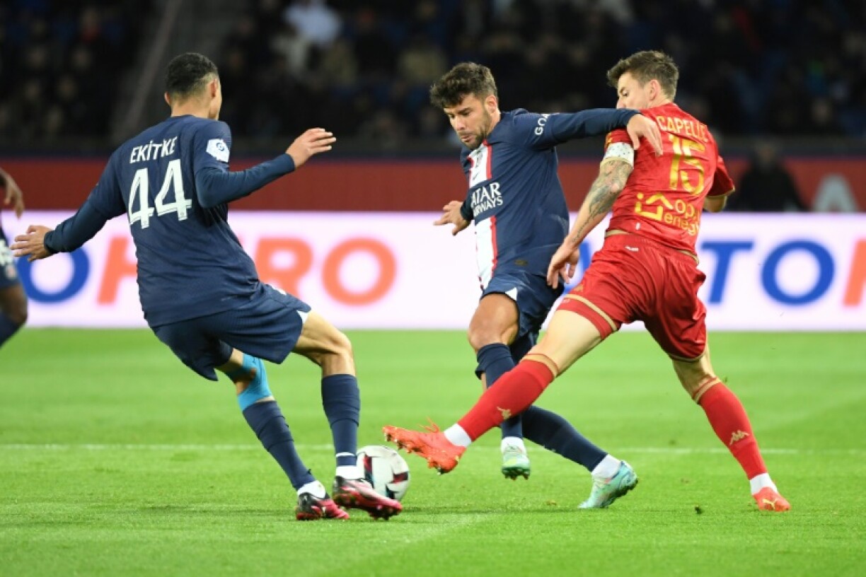 Le milieu d'Angers Pierrick Capelle tente d'intervenir entre Hugo Ekitike (g) et Juan Bernat du PSG en Ligue 1 le 11 janvier 2023 au Parc des Princes