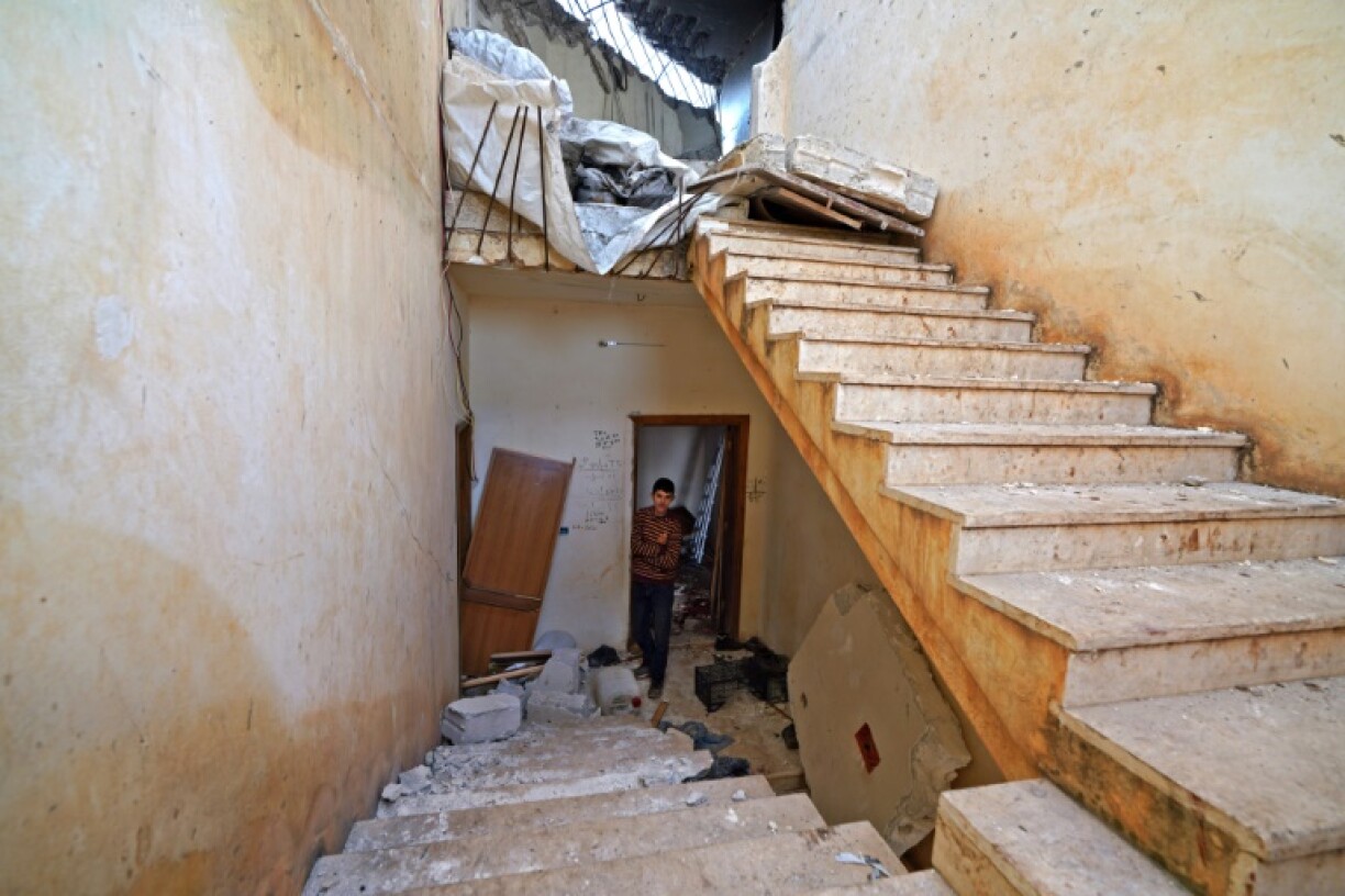 Un jeune syrien dans le bâtiment ciblé par une opération antijihadistes des forces spéciales américaines à Atmé, dans le nord-ouest de la Syrie, où treize personnes dont sept civils ont été tuées, le 3 février 2022