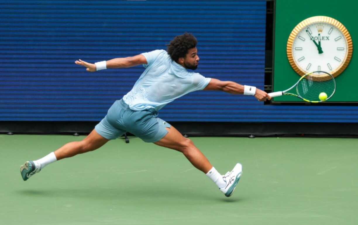 Arthur Fils tente de retourner un service de Stefanos Tsitsipas lors de sa défaite au 1er tour de l'US Open, le 31 août 2026 à New York