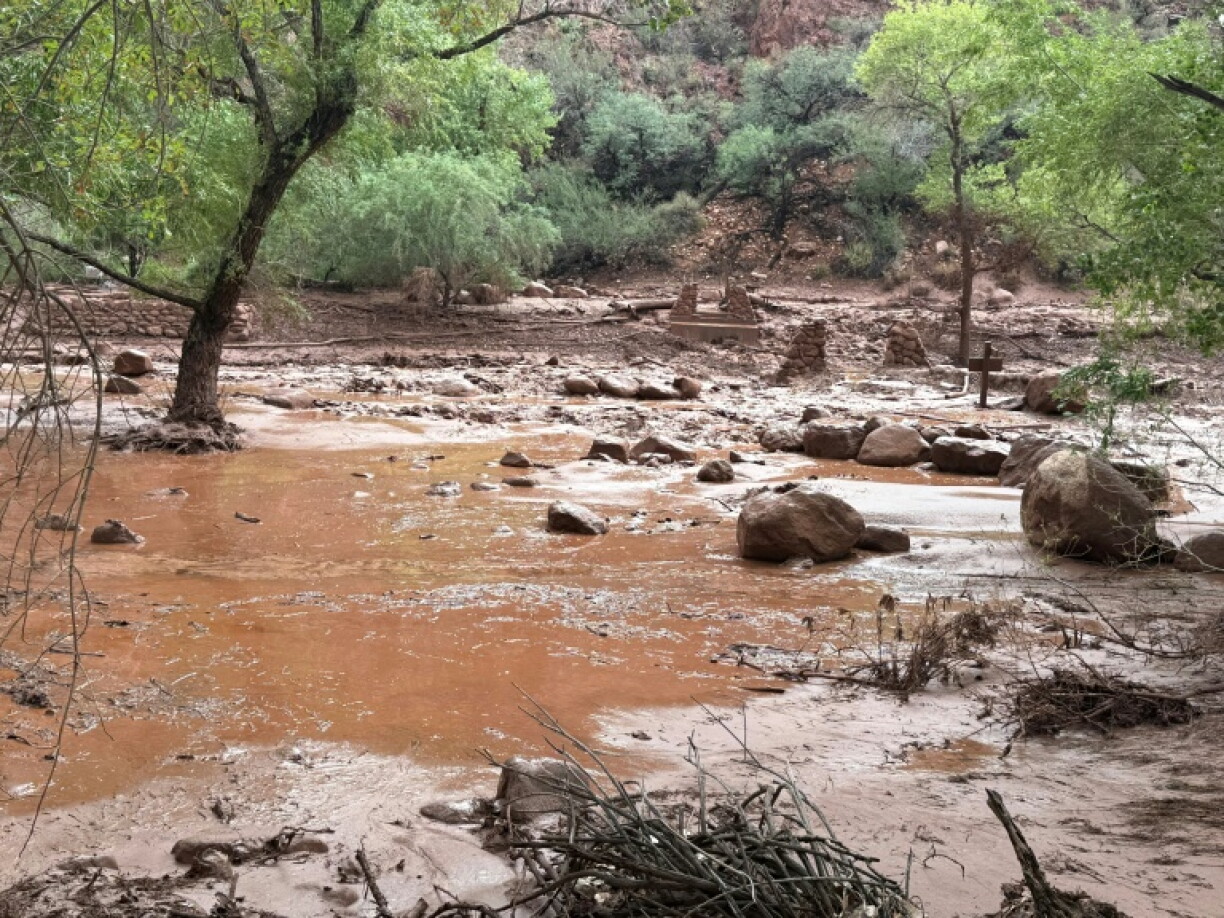 Nach einer Sturzflut im berühmten Grand Canyon im Westen der USA sind am Sonntag etwa 15 Menschen vermisst worden.