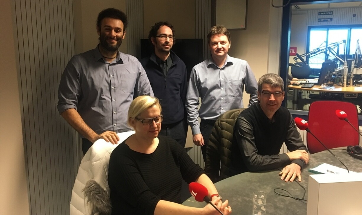Ënnen: Josée Hansen (Land), Marc Schlammes (Wort) Uewen vu l.n.r.: Dhiraj Sabharwal (Tageblatt), Luc Caregari (Woxx), Roy Grotz (RTL)