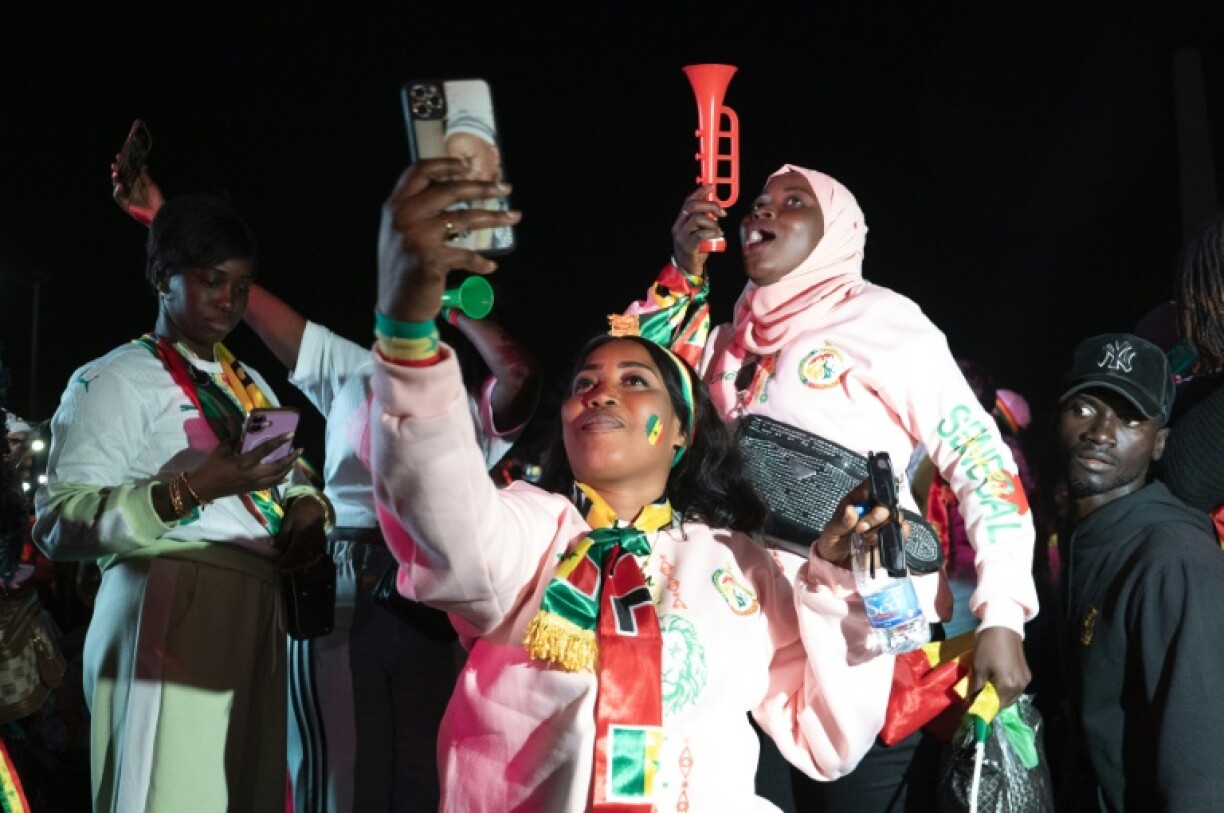 Des supportrices de l'équipe des Lions de la Teranga, qui a remporté la CAN-2025 organisée au Maroc, fêtent leur victoire à Dakar, le 18 janvier 2026