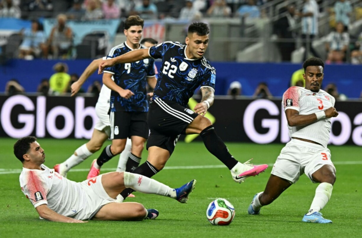 L'Argentin Lautaro Martinez (c) dans la défense jordanienne lors du dernier match de la phase de groupes du Mondial, le 27 juin 2026 à Dallas