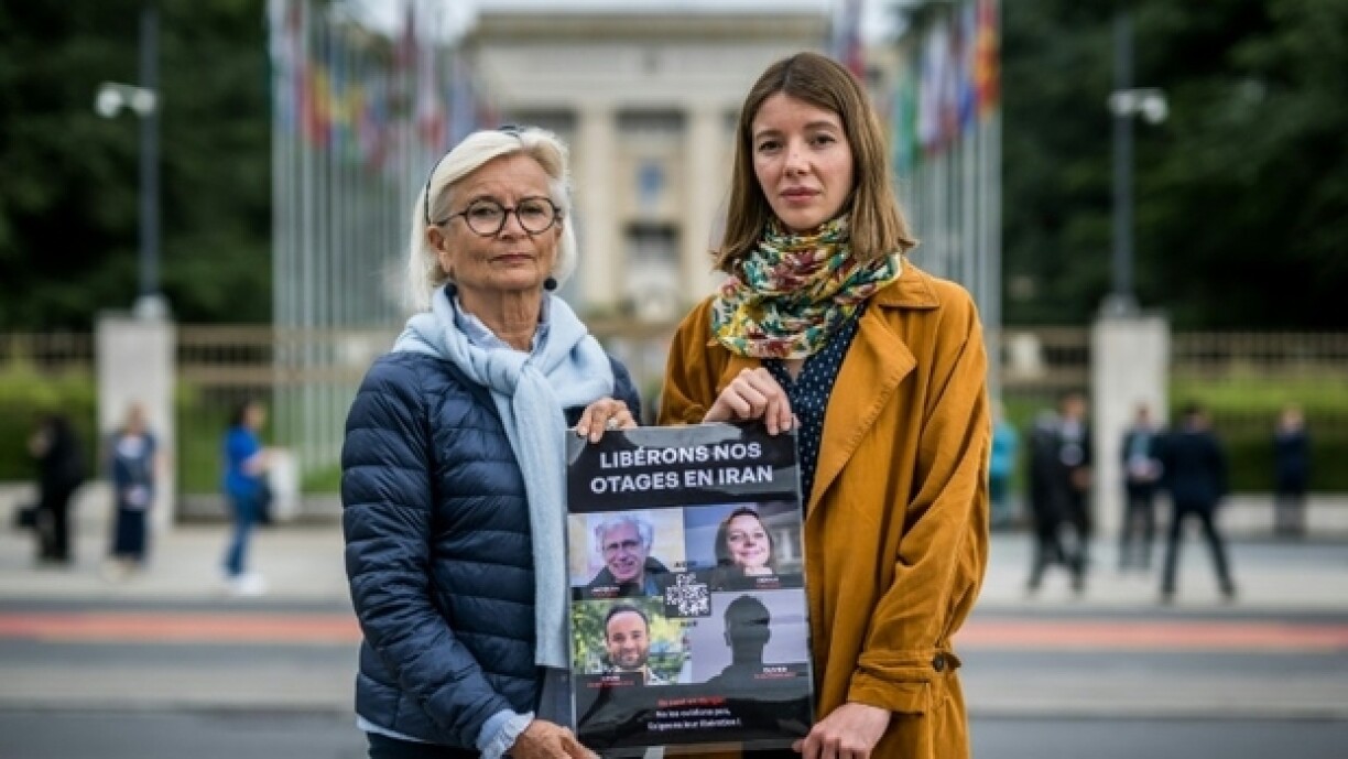 Sylvie Arnaud, mère de Louis Arnaud (g) et Noemie Kohler, sœur de Cécile Kohler (d), deux parents de Français détenus en Iran, posent devant les bureaux des Nations Unies à Genève, le 27 mai 2024