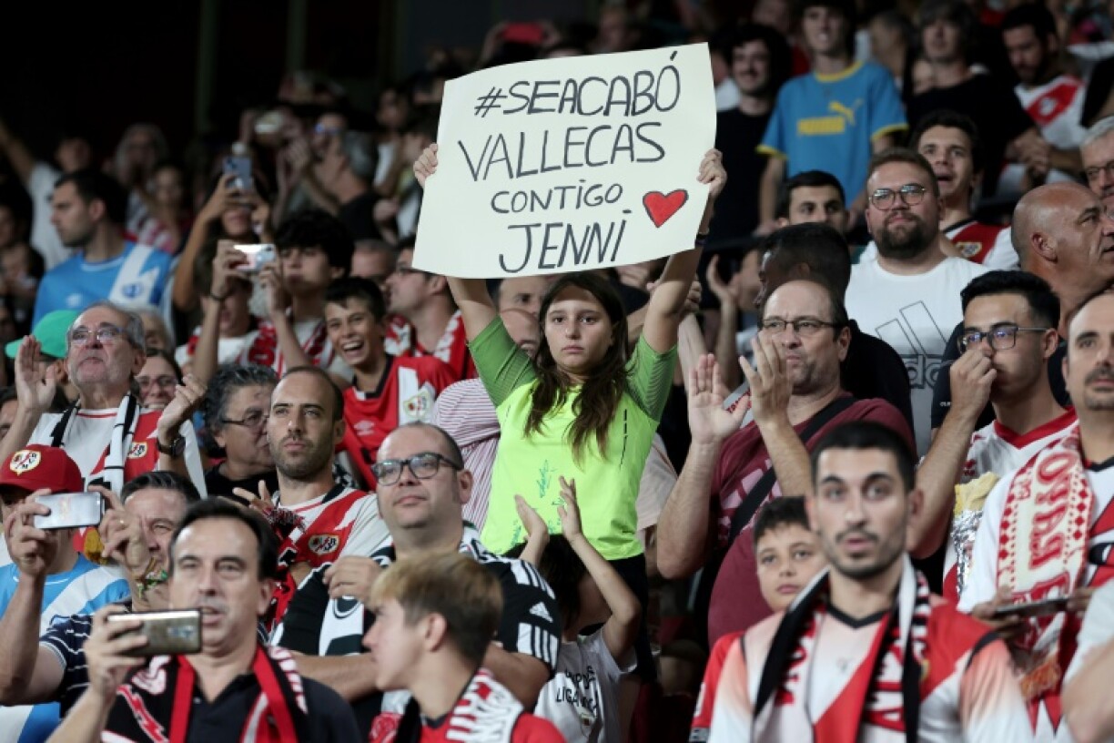 Message de soutien d'une supportrice du Rayo Vallecano à Jenni Hermoso, ancienne joueuse du club, lors du match contre l'Atlético, à Vallecas, le 28 août 2023