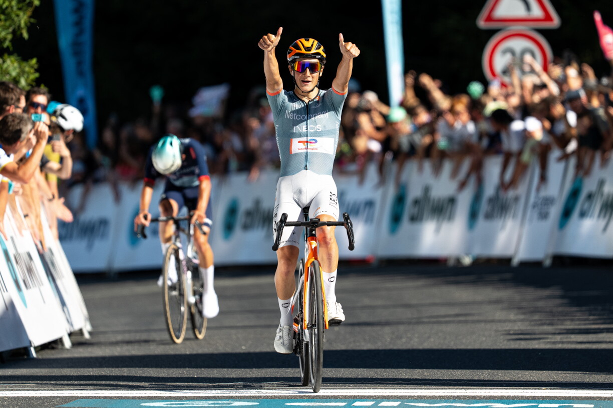Andrew August bei der Victoire vun der 2. Etapp vum Tour duerch Tschechien
