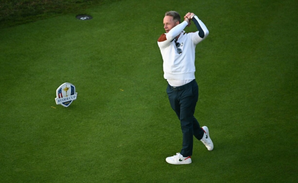 Le capitaine anglais de l'équipe d'Europe de golf Luke Donald simule un swing face à la foule lors du deuxième jour de la 44e Ryder Cup au Golf Marco Simone de Rome, le 30 septembre 2023