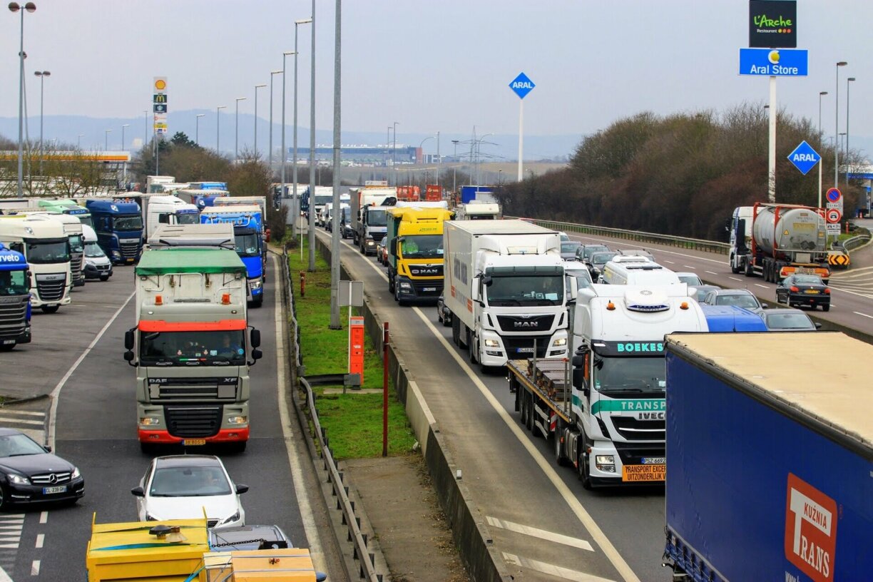 Une photo des bouchons sur l'autoroute A3 à hauteur de l'aire de Berchem