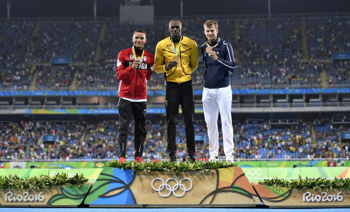 De Christophe Lemaitre (riets) bei der Olympiad 2016 zu Rio mam Usain Bolt an Andre de Grasse.