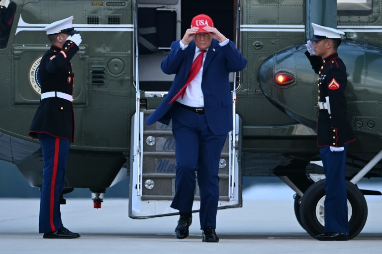 Le président américain Donald Trump descend de son hélicoptère Marine One sur la base aérienne Dobbins à Marietta, en Géorgie, le 16 octobre 2026