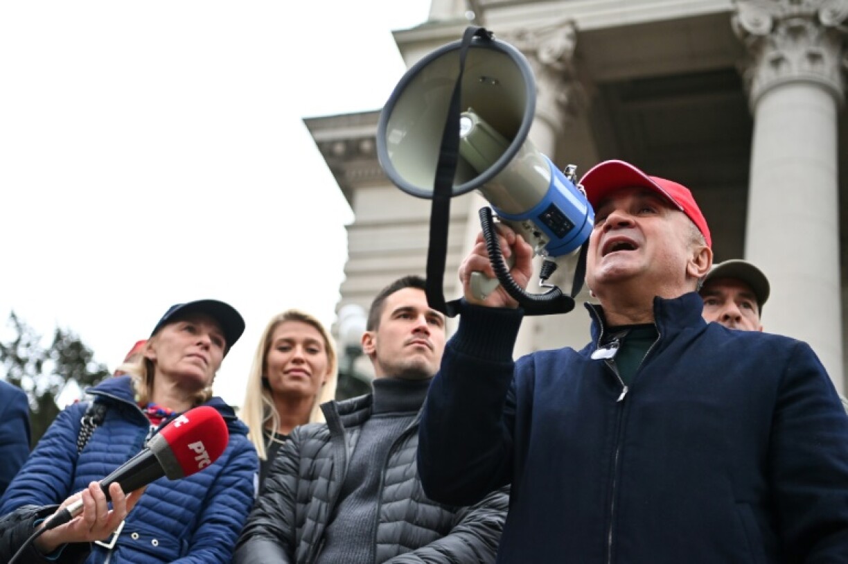Srdan Djokovic utilisant un mégaphone pour s'adresser à la foule devant l'Assemblée nationale de Serbie à Belgrade le 6 janvier 2022