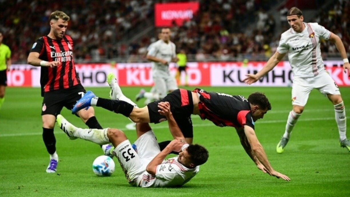 L'attaquant de l'AC Milan Christian Pulisic face au milieu de terrain de la Cremonese Alberto Grassi lors de la 1ère journée du Championnat d'Italie le 23 août 2025 à San Siro