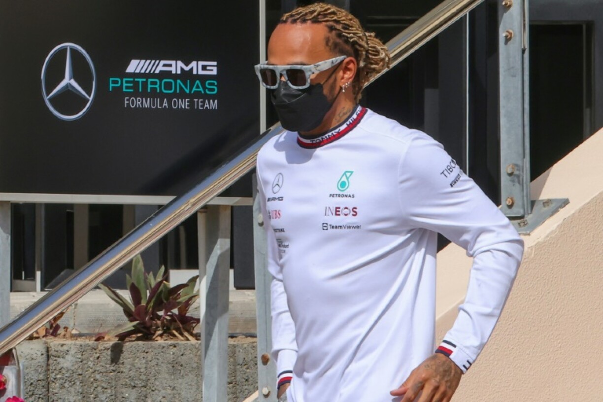 Le pilote Mercedes Lewis Hamilton dans le paddock du circuit bahreïni de Sakhir, le 12 mars 2022, en marge des essais de pré-saison de F1