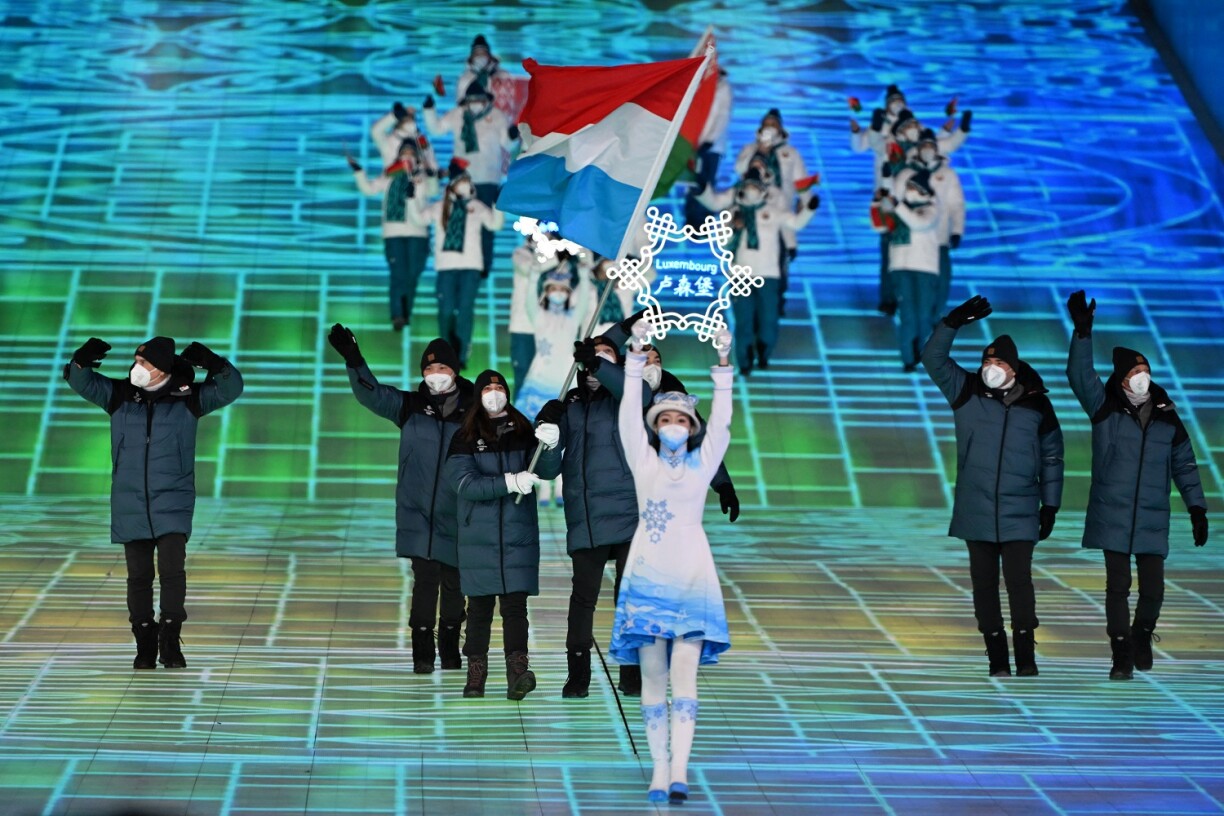 La Luxembourgeoise Gwyneth Ten Raa (gauche) et son compatriote Matthieu Osch (droite) lors de la cérémonie d'ouverture des J.O.