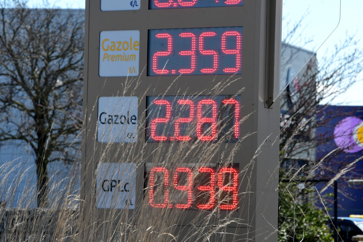 Des prix constatés dans une station service, ce samedi 4 avril en France.