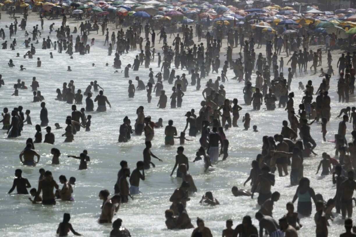 A sweltering weekend in Rio saw residents crowd beaches while a leading samba school canceled its parade rehearsal on Copacabana beach