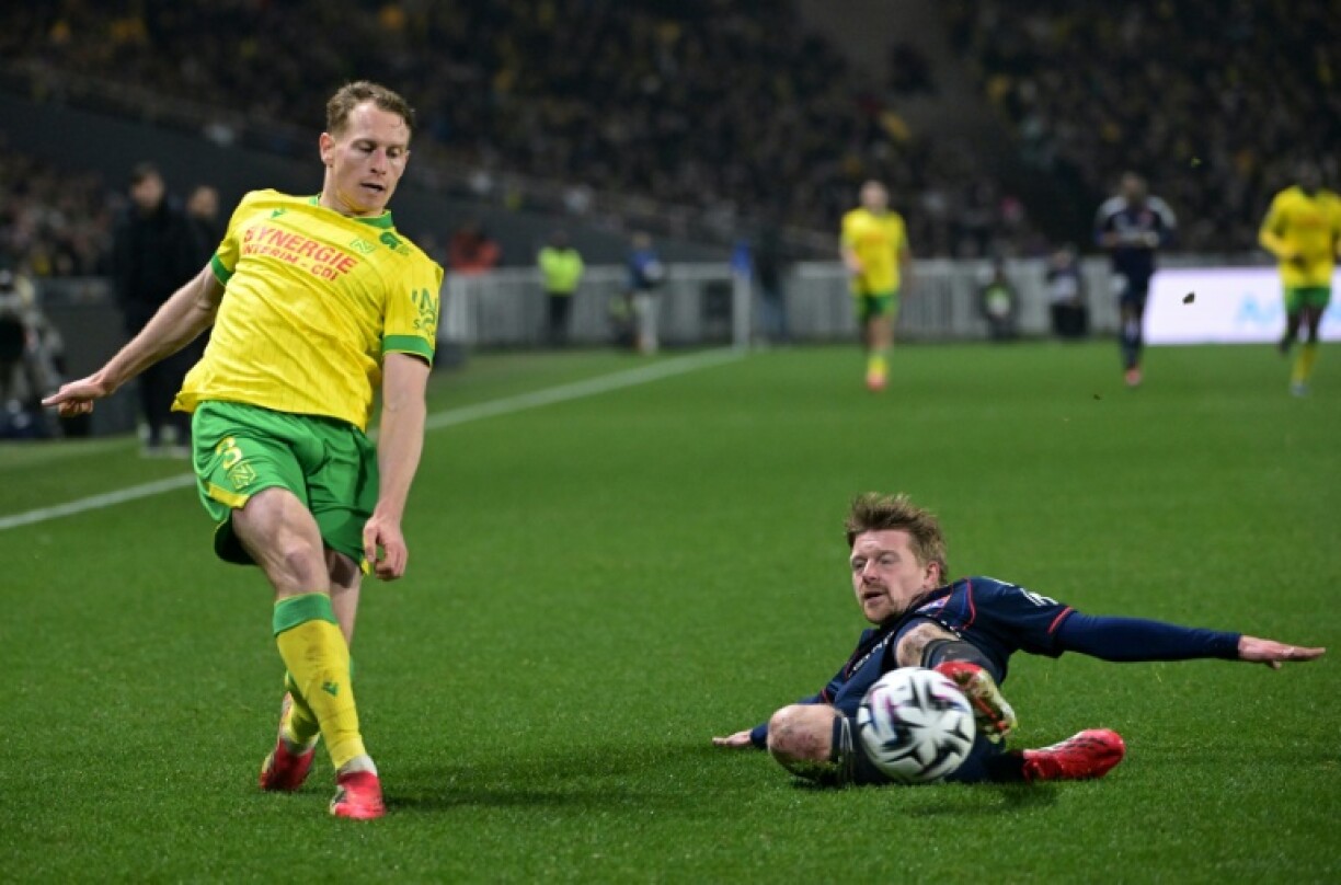Le défenseur de Nantes Nicolas Cozza (G) au duel avec le Lyonnais Pavel Sulc, à Nantes, le 7 février 2026
