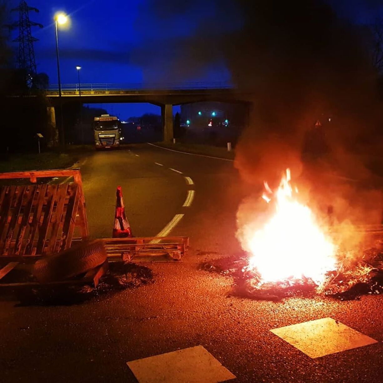 Des palettes ont été déposées sur la route pour barrer le passage.