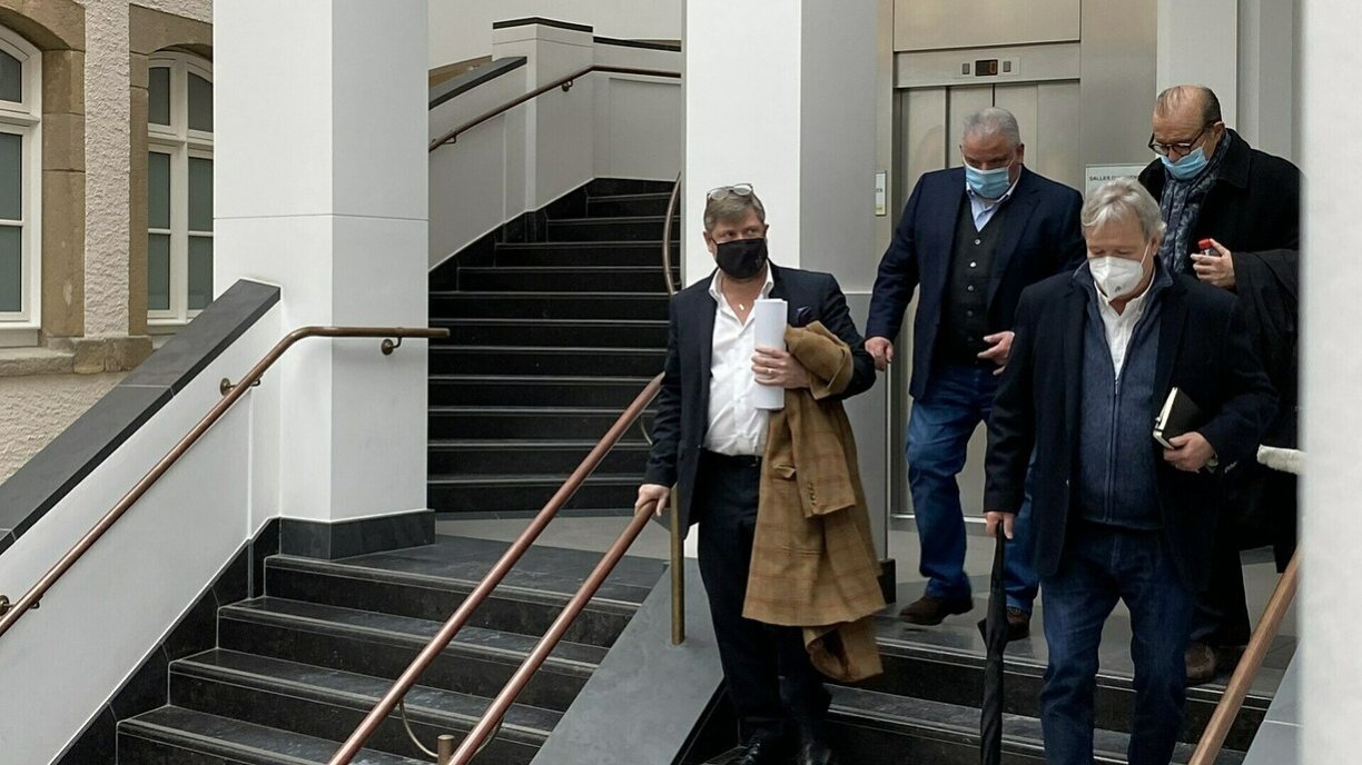 L'homme d'affaires Flavio Becca entouré de ses avocats à la sortie du tribunal de Luxemboug en juillet 2022.