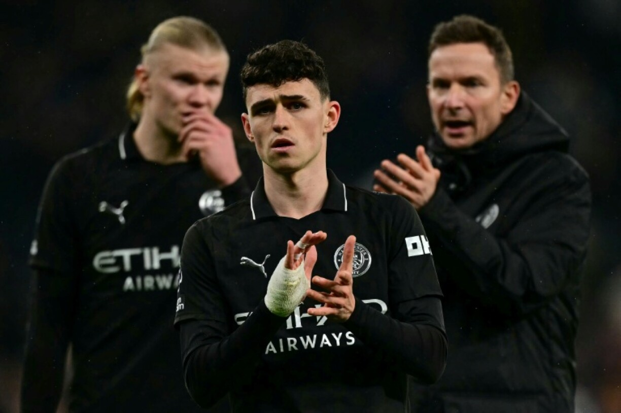La déception d'Erling Haaland (à gauche) et Phil Foden (au centre) après le match nul de Manchester City sur la pelouse de Tottenham (2-2) le 1er février 2026 à Londres. Les Mancuniens, qui ont mené 2-0, lâchent deux points précieux dans leur lutte à distance avec Arsenal