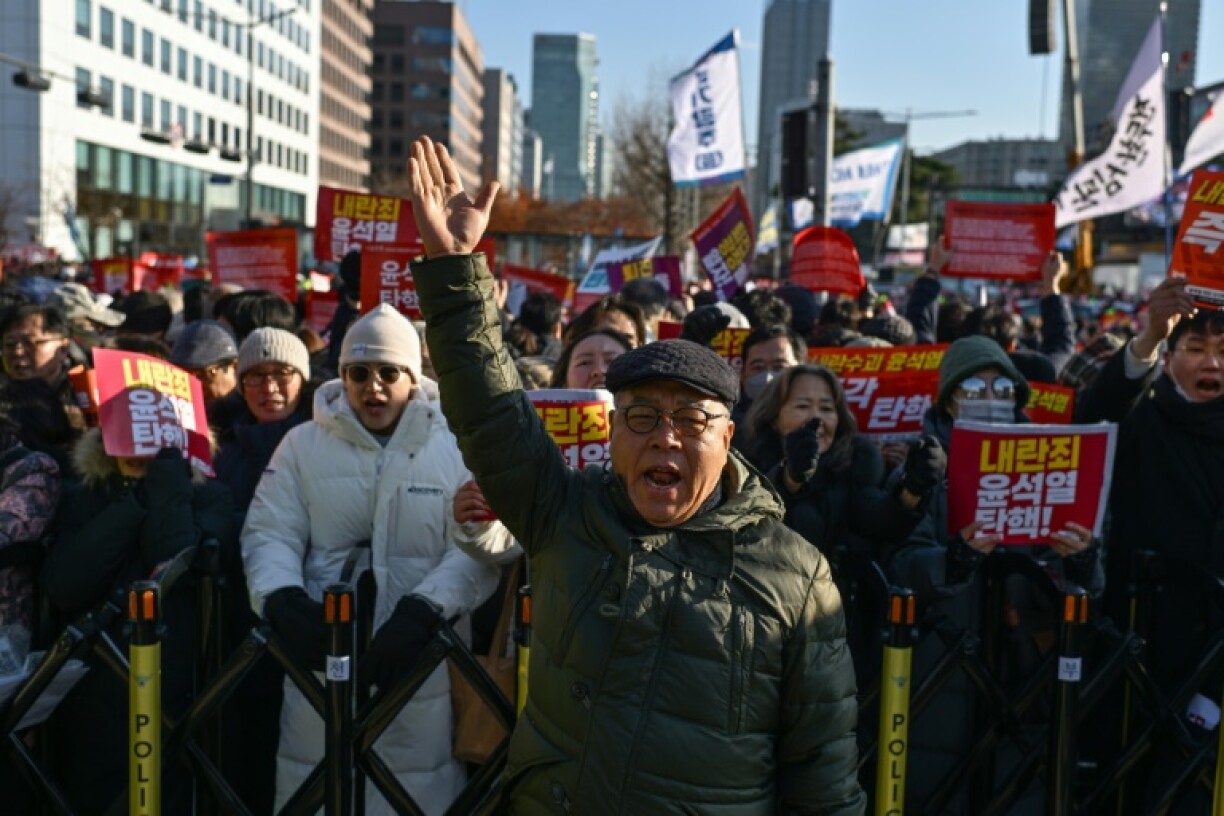 Shin Jae-hyung (C), a 66-year-old protester, also participated in South Korea's pro-democracy mass protests in the 1970s and the 80s