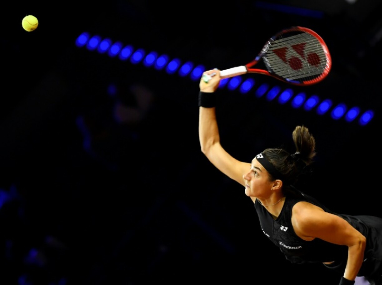 Caroline Garcia au service contre Tatjana Maria à Stuttgart, le 20 avril 2023