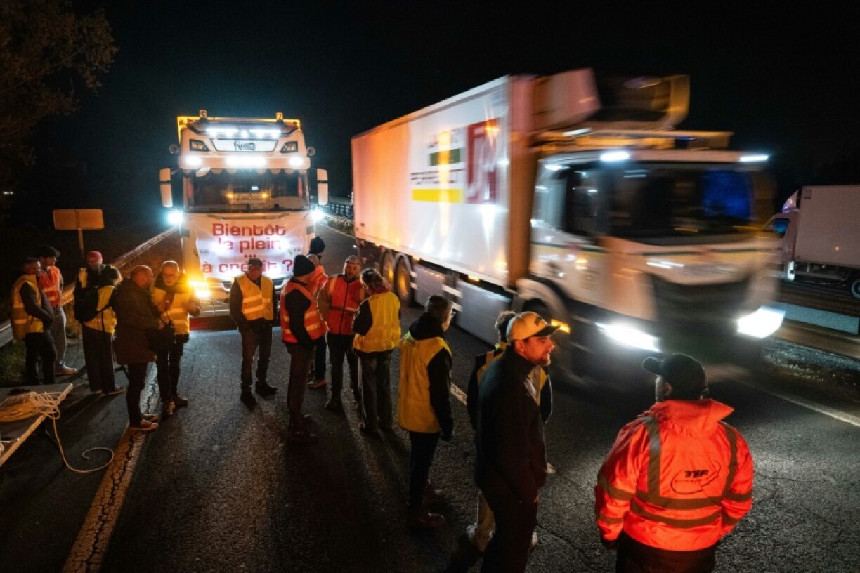 Des chauffeurs routiers rassemblés sur le périphérique de Nantes, le 31 mars 2026, pour protester contre la hausse des prix du carburant et réclamer une aide accrue du gouvernement