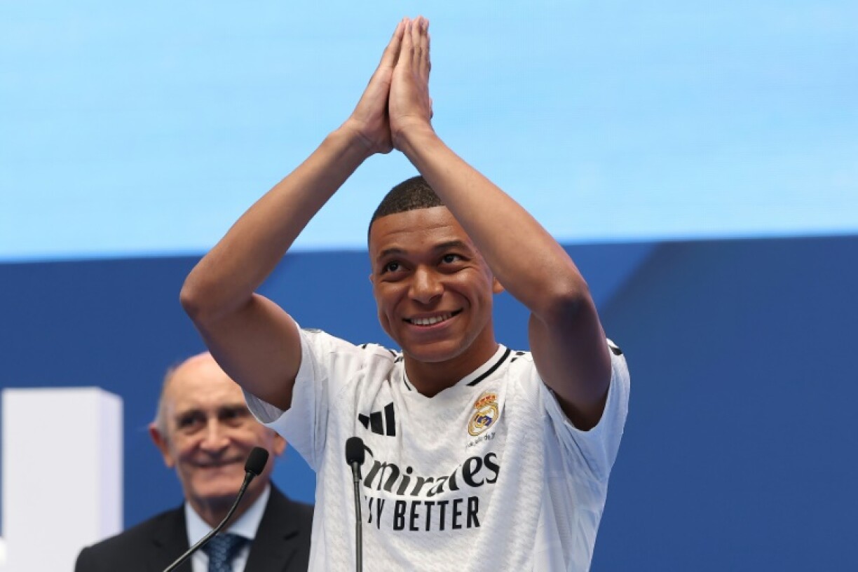 Kylian Mbappé salue ses fans lors de sa présentation aux supporters du Real Madrid, le 16 juillet 2024 au stade Santiago Bernabeu, à Madrid