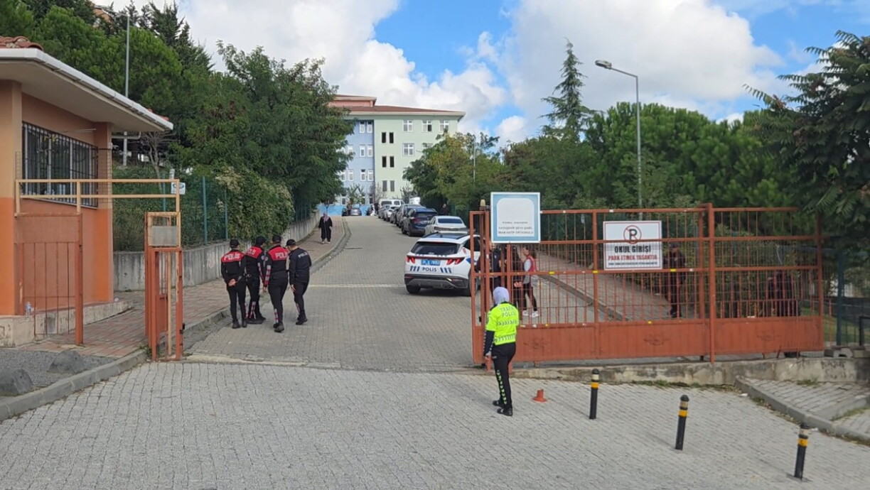 D'tierkesch Police no der Attack bei der Entrée vun der Schoul.