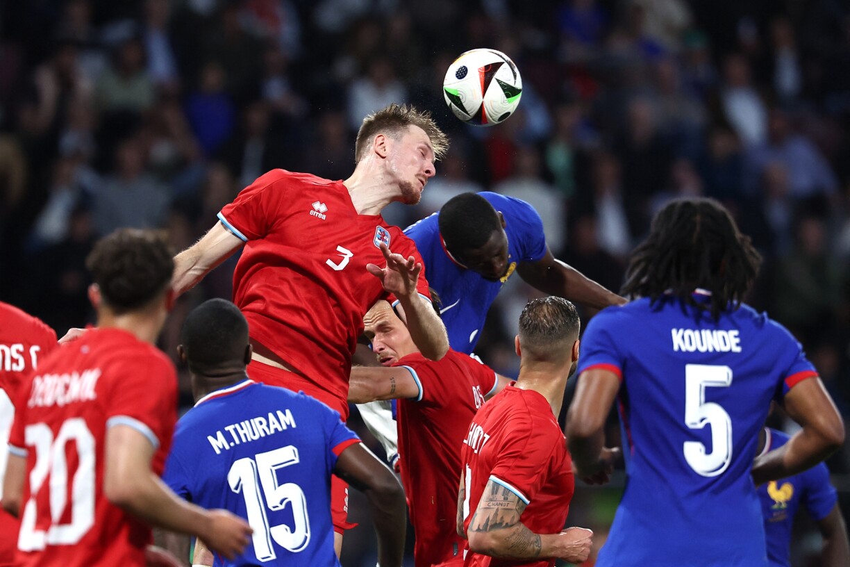 La tête de Enes Mahmutovic, rare occasion du Luxembourg face à la France à Saint-Symphorien.