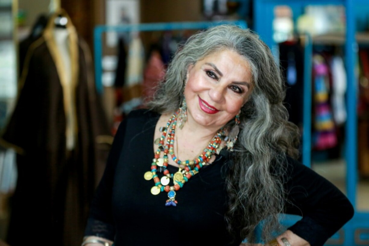 La créatrice de mode irakienne Hana Sadiq dans son atelier, le 31 mars 2022 à Amman, en Jordanie