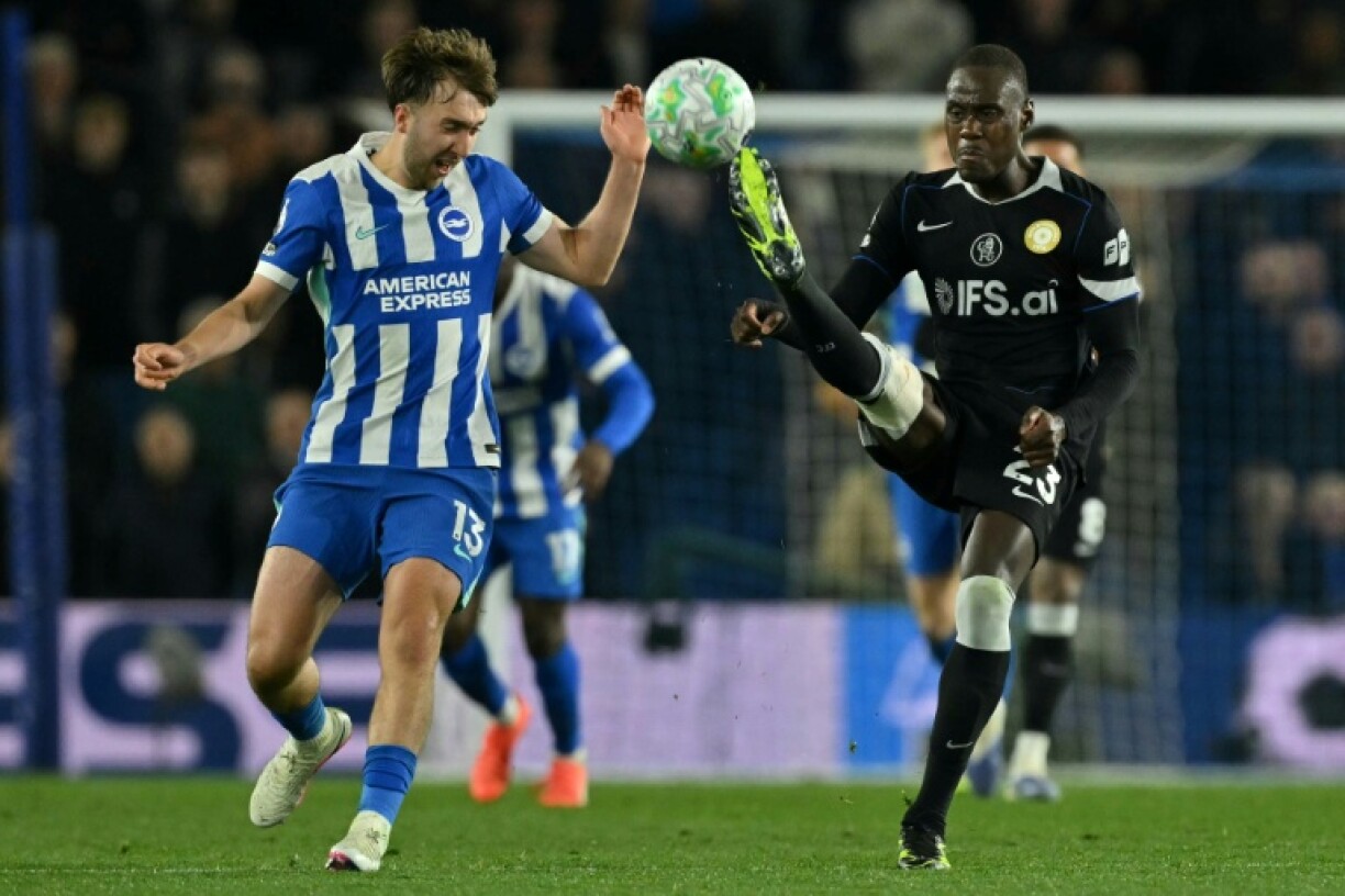 Le défenseur de Chelsea Trevoh Chalobah (D) et le milieu de Brighton Jack Hinshelwood (G) lors de la défaite 3-0 des Londoniens en Premier League, le 21 avril 2026 à Brighton