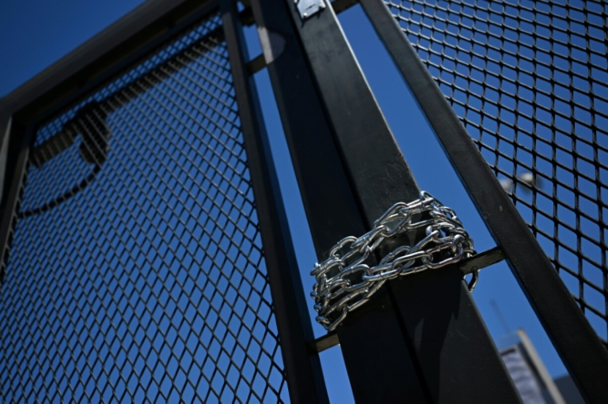 Des chaînes bloquent les portes de l'usine de pneus Fate après l'annonce de sa fermeture, le 18 février 2026 à Virreyes, en Argentine