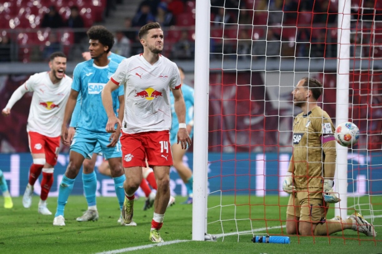 Le milieu de terrain du RB Leipzig Christoph Baumgartner (C) inscrit le deuxième but lors de la victoire contre Hoffenheim, en Bundesliga, le 20 mars 2026 à Leipzig
