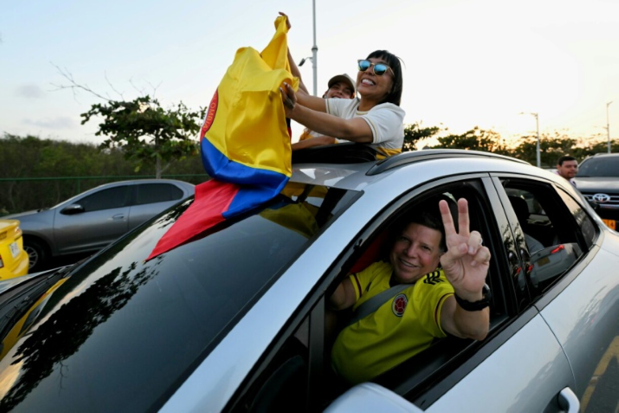 Des partisans du candidat Abelardo de la Espriella célèbrent les résultats du premier tour de la présidentielle, à Barranquilla en Colombie, le 31 mai 2026
