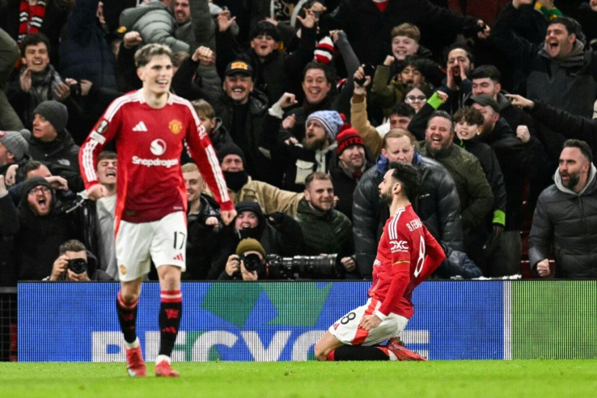 Bruno Fernandes (R) celebrates after scoring Manchester United's late winner against Rangers