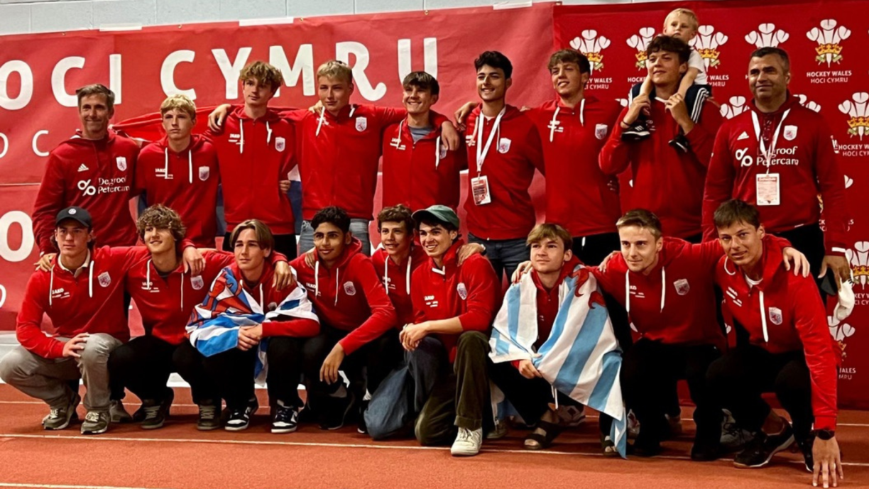The Luxembourg U18 Boys Hockey squad with coach Federico Tanuscio, assistant coach Lokdeep Goraya and team manager Fiona-Lisei Rickli.