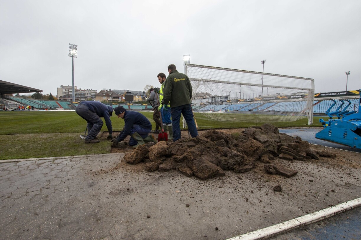 La pelouse - manifestement provisoire - avait été posée autour du 23 novembre 2019.